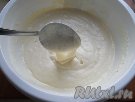 Замесить однородное тесто, по консистенции похожее на сметану.