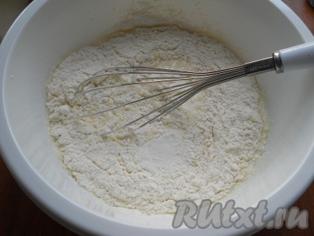 Тщательно перемешать венчиком и добавить взбитое яйцо. Далее всыпать просеянную с разрыхлителем муку.