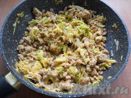 Добавить в сковороду тонко нашинкованную капусту, посолить и поперчить все, перемешать. Тушить капусту с фаршем на небольшом огне 7-10 минут, периодически помешивая. В конце тушения добавить в сковороду измельченный чеснок. Начинке для заливного пирога дать остыть.
