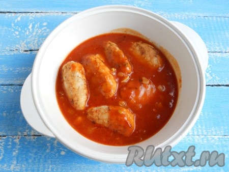 Вылить подливку в куриные котлеты.
