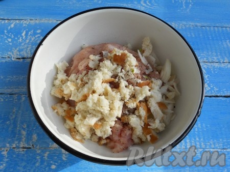 Ломти батона замочить в молоке или воде, отжать и добавить к фаршу.
