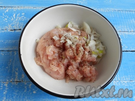 Репчатый лук очистить и нарезать мелкими кусочками. Добавить лук к фаршу. Посолить и поперчить.
