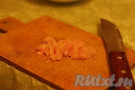 Мясо курицы нарезать маленькими кусочками. 