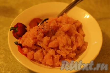 Добавить соль и перец.