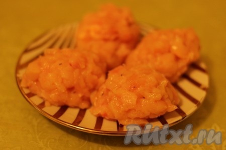 Перемешать и сформировать котлеты из куриной грудки.