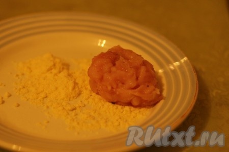 Обвалять каждую котлетку в кукурузной муке. 