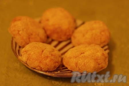 Обвалять каждую котлетку в кукурузной муке.