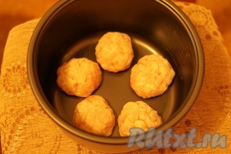 Выкладываем котлеты в форму от мультиварки. 