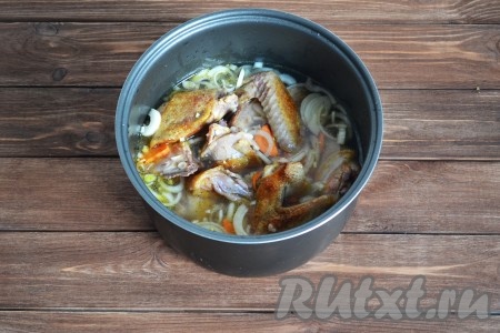 Вливаем воду и включаем мультиварку на режим "Тушение" на 1,5 часа, закрываем крышку мультиварки. Время может варьироваться, в зависимости от возраста домашней курицы. После сигнала можно попробовать, если мясо легко прокалывается или свободно отходит от кости - значит готово.
