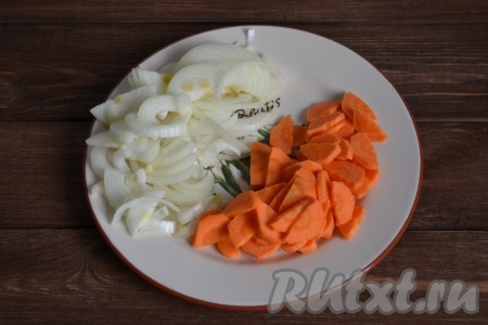 Очищаем, моем и нарезаем полукольцами лук и морковь.
