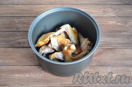 Обжариваем кусочки курицы в мультиварке на функции "Жарка" на растительном масле со всех сторон до румяной, поджаристой корочки. Жарим двумя заходами, так как мяса много, а аппетитная корочка должна получиться на каждой из частей.
