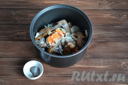 Добавляем соль, перец. 