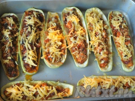 Лодочки из кабачков с курицей&nbsp;отправить в духовку, разогретую до 200 градусов, на 20-25 минут, затем посыпать натёртым сыром и запекать ещё 10-15 минут (до расплавления сыра).