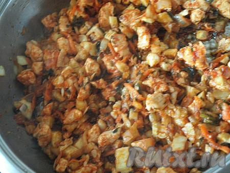 Вынутую из кабачков мякоть нарезать кубиками. Очищенный репчатый лук нарезать достаточно мелко. Морковку очистить и натереть на крупной тёрке. На разогретом подсолнечном масле на среднем огне обжарить в течение 5-7 минут морковку с луком и кабачком, периодически перемешивая овощи. Затем выложить в сковороду куриное мясо и томатную пасту. Поперчить, посолить, хорошо перемешать и потушить на небольшом огне под крышкой минут 7-10, иногда помешивая.