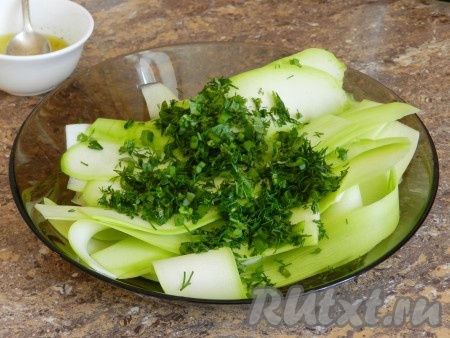 Кабачки смешать с зеленью.