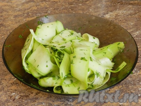 Полить заправкой и перемешать.