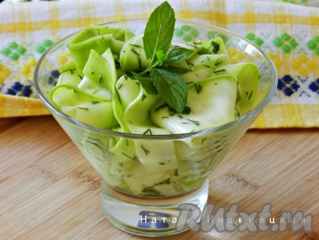 Салат из молодого сырого кабачка