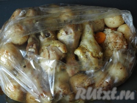 Запекать курицу с овощами примерно 45 минут в духовке, разогретой до 200 градусов, затем разрезать рукав и продолжать готовить до румяной корочки.
