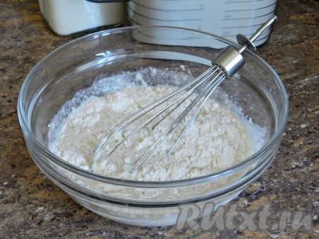 Добавить 2 столовые ложки муки, хорошо перемешать и оставить подходить в теплом месте в течение 15-20 минут.
