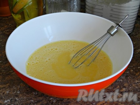 Влить 400 мл кислого молока, растительное масло и перемешать.