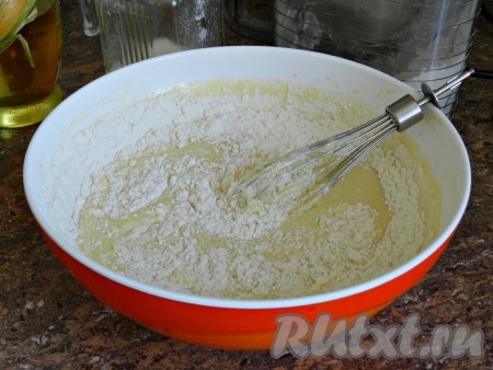 Постепенно всыпать муку.