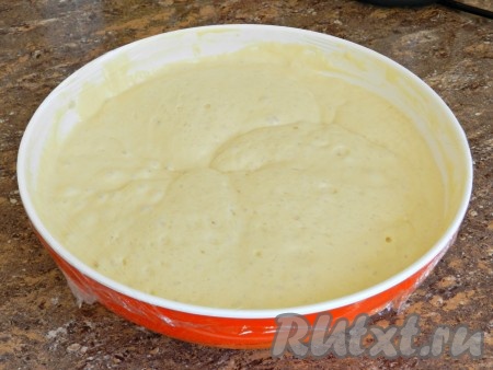 Накрыть миску с тестом пищевой пленкой и оставить для подхода в теплом месте на 1 час.