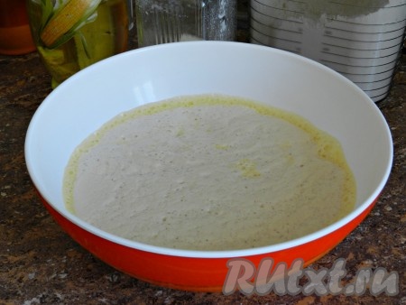 Добавить опару и снова перемешать.