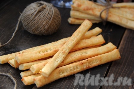 Готовые сырно-творожные палочки слегка остудить, а затем переложить на плоскую тарелку и подать к столу. Вот такие аппетитные, красивые и вкусные палочки получились у меня. Детям и взрослым очень понравились сырные палочки с творогом.
