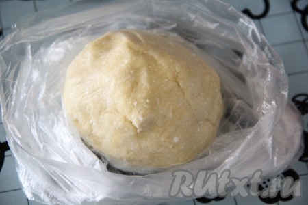 Завернуть тесто в пищевую плёнку и убрать в холодильник на 30-40 минут.