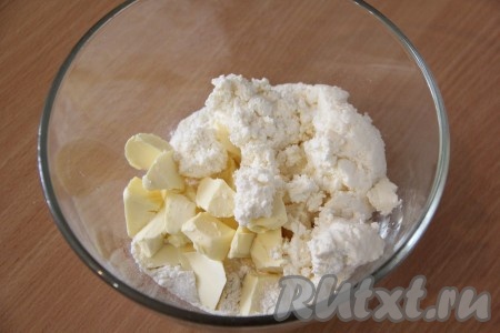  Далее добавить творог. Творог можно использовать любой жирности. 