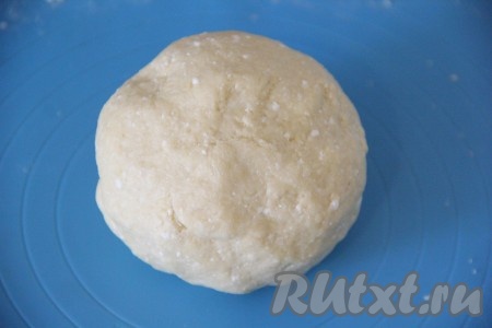 Замесить мягкое и нежное тесто. Тесто не должно липнуть к рукам. Если тесто подлипает, припылите его мукой.
