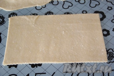 Раскатать тесто скалкой в пласт, не слишком тонко. Я из теста сформировала ровный прямоугольник, отрезав лишнее тесто. Так удобнее формировать палочки. Оставшееся тесто можно снова раскатать.&nbsp;
