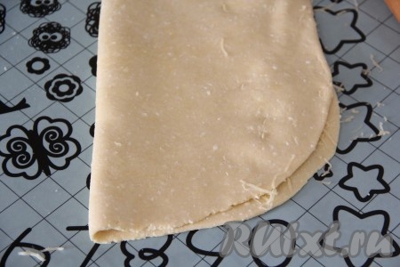 Свернуть пласт теста пополам.
