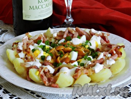 Вкусный, сытный салат "Деревенский" с грибами готов.
