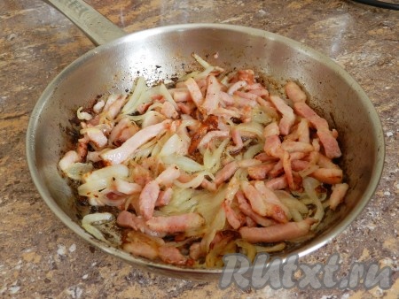 Лук и грудинку обжарить на сковороде, иногда помешивая. Если грудинка жирная, масло не добавляйте. Посолить и поперчить в процессе. Обжаривать до золотистости лука.
