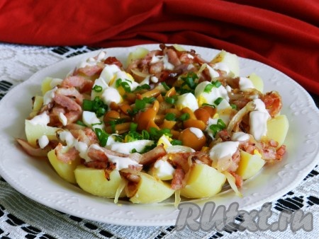 Полить салат заправкой, посыпать зеленью и подавать.