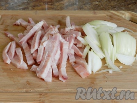 Нарезать луковицу и свиную грудинку.