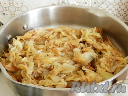 На обжаренную рыбу выложить лук, накрыть сковороду крышкой и довести блюдо до готовности на медленном огне в течение 10-15 минут (в зависимости от размера рыбы).