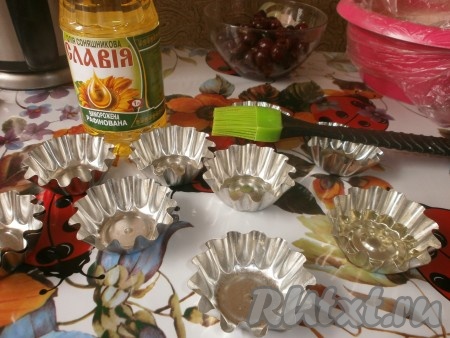 Берём формочки, каждую смазываем подсолнечным маслом (силиконовые можно не смазывать). Ложкой выкладываем немного теста, затем - вишенки и сверху кладем ещё немного теста, заполняя формочки на 2/3 объёма. Духовку разогреваем до 160 градусов и выпекаем наши кексы с вишней до готовности (продолжительность выпечки зависит от размера формочек).