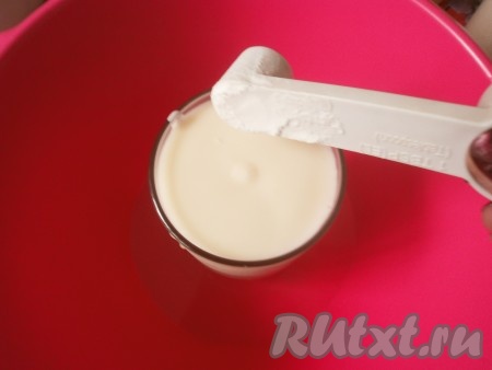 В ёмкости для замешивания теста соединяем сметану с содой и перемешиваем (таким образом мы гасим соду в сметане).
