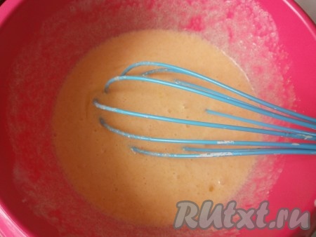 Добавляем растопленное не горячеем масло (или маргарин) в тесто и перемешиваем.
