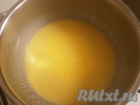 Растапливаем в отдельной посуде на медленном огне сливочное масло (или маргарин), даём немного остыть.
