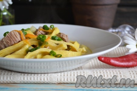 Подаем на стол вкуснейший суп с домашней лапшой с говядиной.
