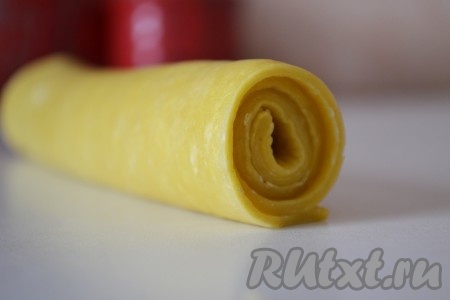 Скручиваем раскатанное тесто в рулет и нарезаем.
