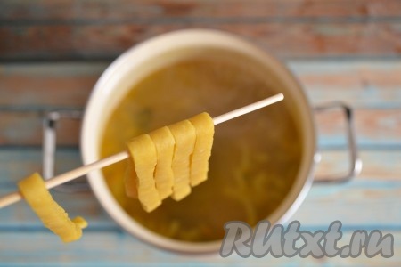 И сразу же добавляем домашнюю лапшу, солим и перчим, доводим до кипения, уменьшаем огонь до минимума и продолжаем варить суп с говядиной 3-4 минуты, затем снимаем с огня.
