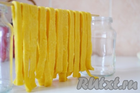 Получившуюся лапшу вывешиваем, чтобы немного подсушилась. 
