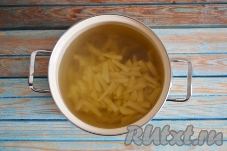 Когда мясо сварится, достаём из кастрюли лук и морковь. Овощи, которые мы достали из бульона, выбрасываем, они уже отдали все свои ароматы. В кастрюлю выкладываем картофель и продолжаем варить суп с говядиной до готовности картошки (примерно 10-15 минут).
