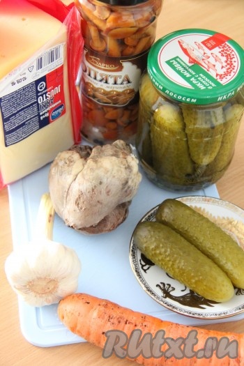 Подготовить продукты. Морковь для салата с сердцем будем использовать сырую. Грибочки можно взять любые, я использовала опята, также подойдут белые или шампиньоны.
