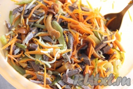 Хорошо перемешать салатик.