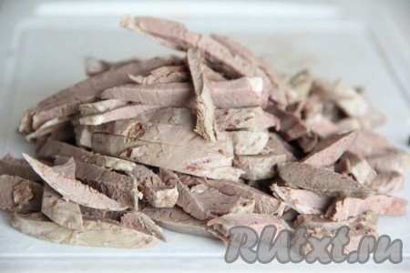 Сердце нарезать длинными брусочками.